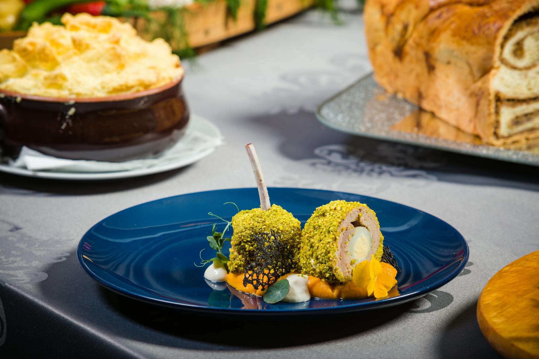 Piękne, złociste plince z ziemniaków podane z kwaśną śmietaną na drewnianym stole.