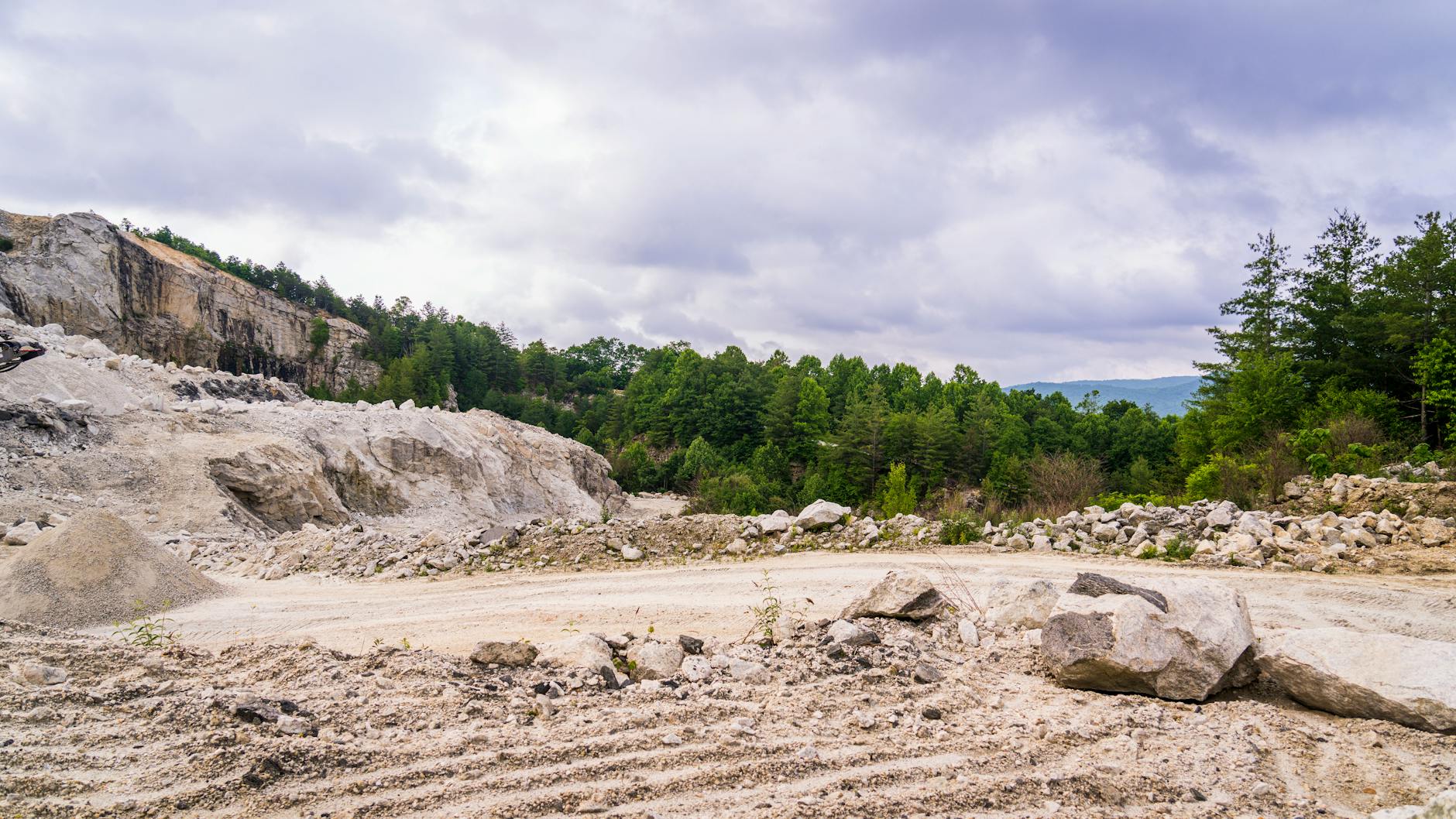 Ilustracja przedstawiająca zegar z odliczaniem do terminu składania PIT nad panoramą Górowa Iławeckiego.