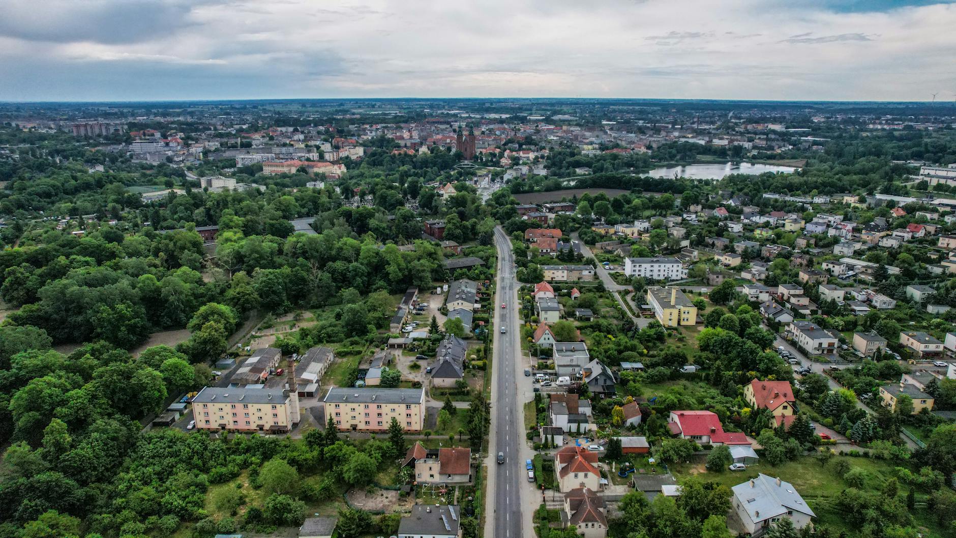 Krajobraz miejski Górowa Iławeckiego z widocznymi budynkami i zielenią