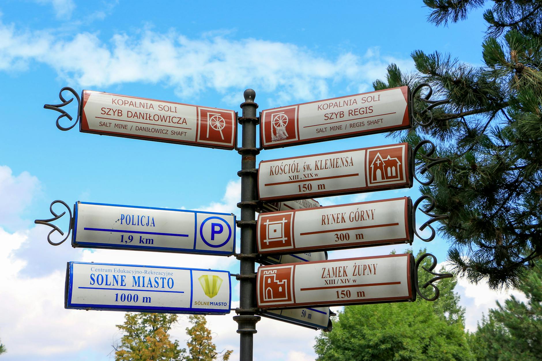 Zdjęcie przedstawiające panoramę Górowa Iławeckiego z widocznymi budynkami mieszkalnymi i usługowymi.