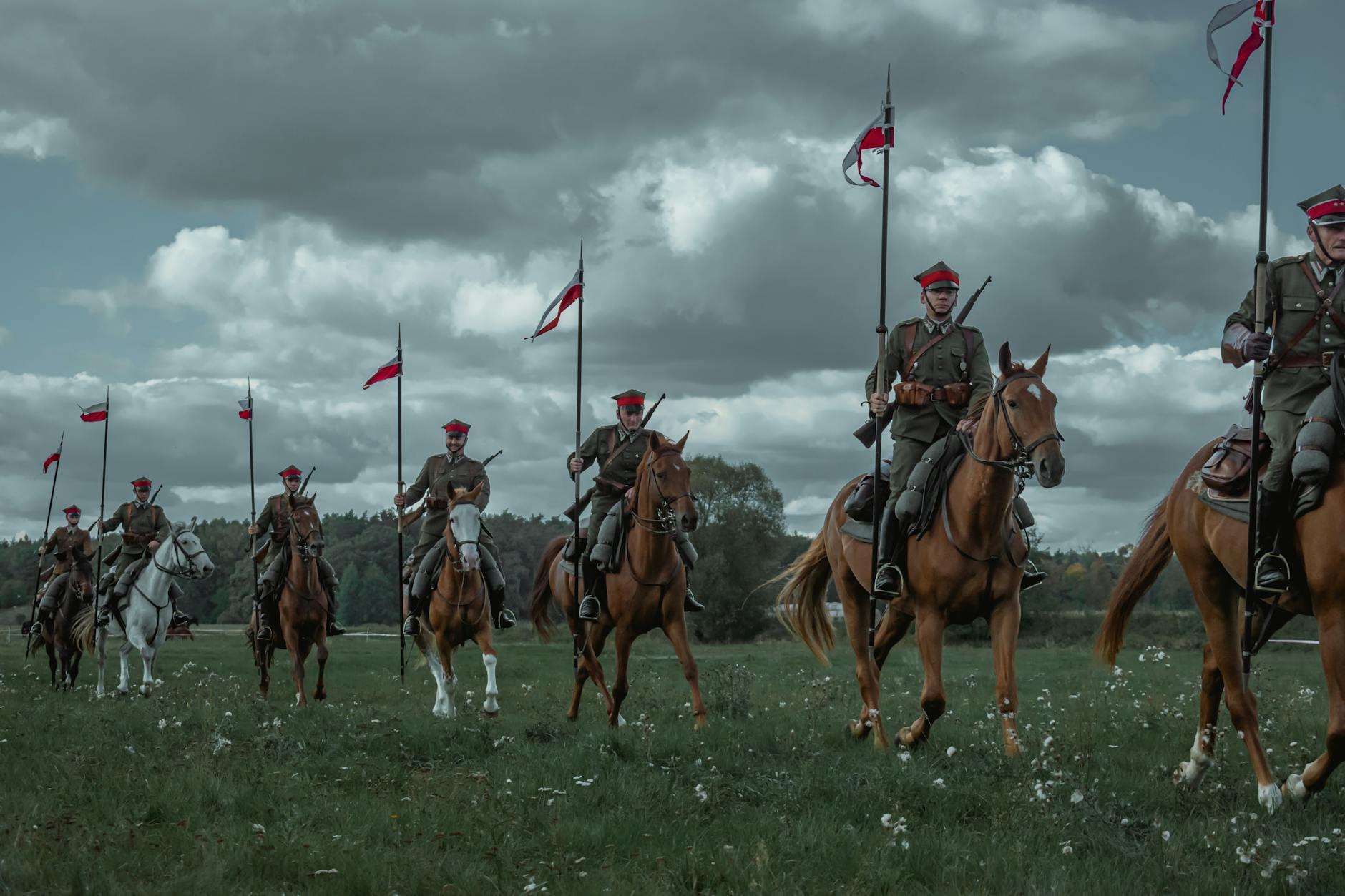 Widok na rynek w Górowie Iławeckim z historyczną zabudową.