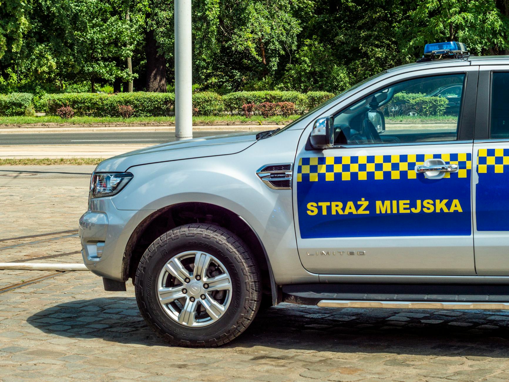 Autobus komunikacji miejskiej na tle ulicy w Górowie Iławeckim